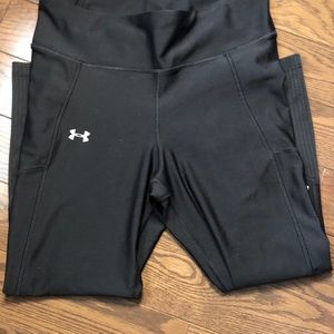Under armour black capris, size medium